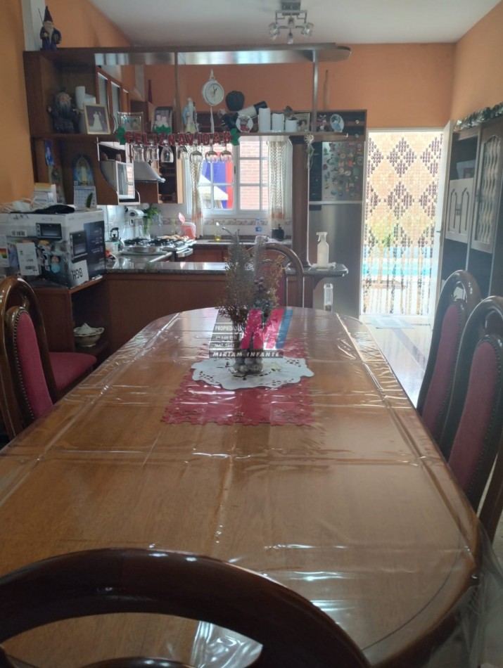 Casa 5 ambientes con pileta en venta en Quilmes