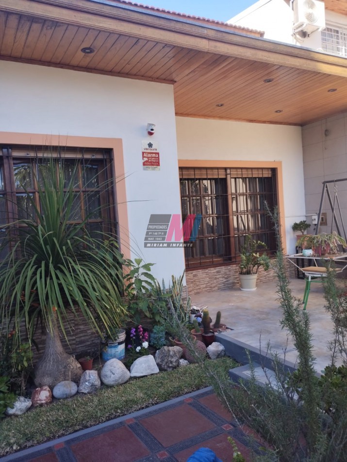 Casa 5 ambientes con pileta en venta en Quilmes