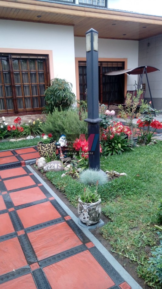 Casa 5 ambientes con pileta en venta en Quilmes
